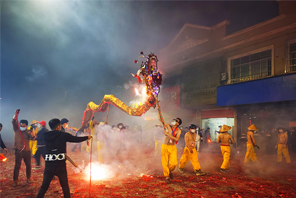 Tarian Naga Api Sambut Chap Goh Mei