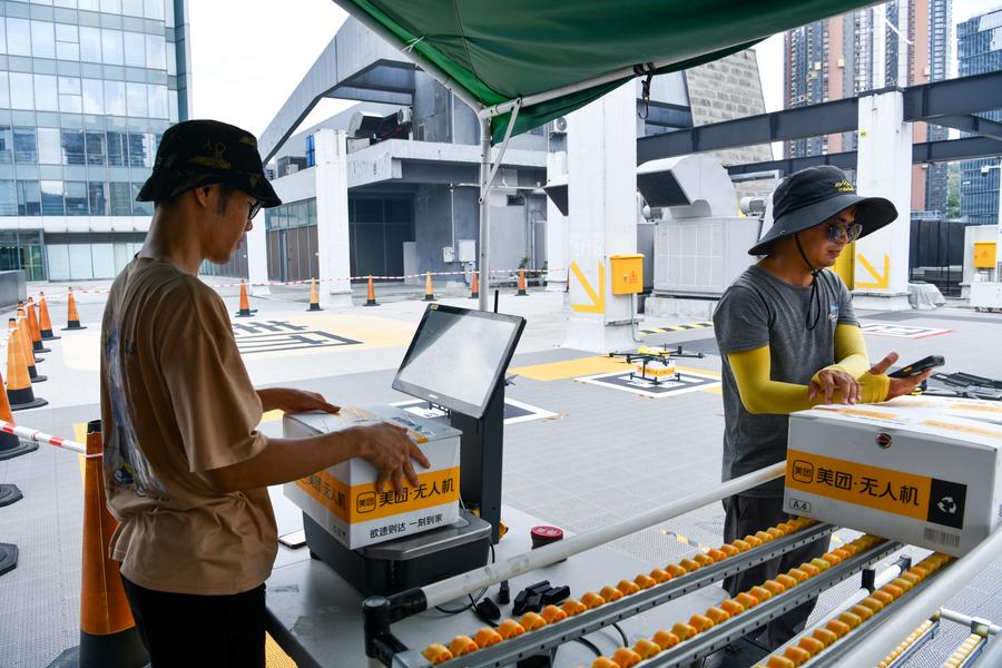 Kakitangan mengimbas kotak yang mengandungi makanan di tempat berlepas dron penghantar makanan di Shenzhen, provinsi Guangdong, selatan China, 15 Ogos 2023. (Foto/Xinhua) 