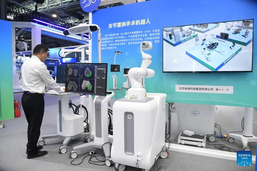 Foto ini diambil pada 28 April 2024, memperlihatkan robot pembedahan ganti sendi semasa pameran tetap di Pusat Pameran Zhongguancun di Beijing, ibu negara China. (Xinhua/Ren Chao)