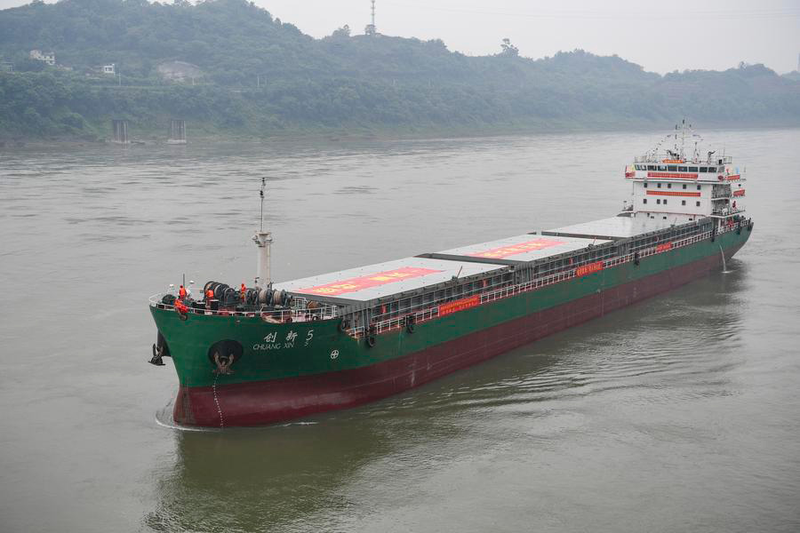 Kapal Berkelas 10,000 Tan Pertama yang Berlayar ke Hulu Sungai Yangtze, Tiba di Pelabuhan Jiangjin Luohuang