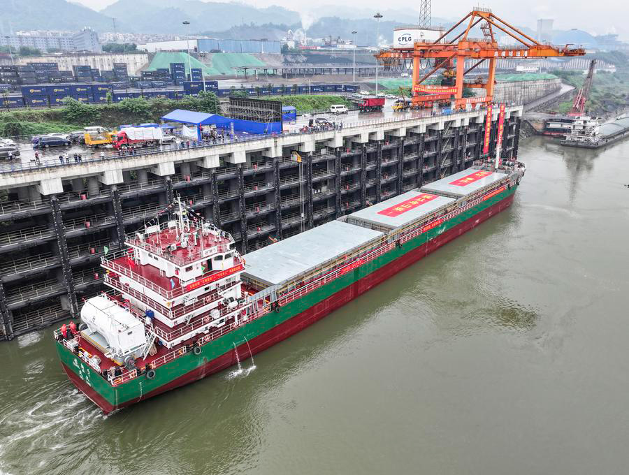 Kapal Berkelas 10,000 Tan Pertama yang Berlayar ke Hulu Sungai Yangtze, Tiba di Pelabuhan Jiangjin Luohuang