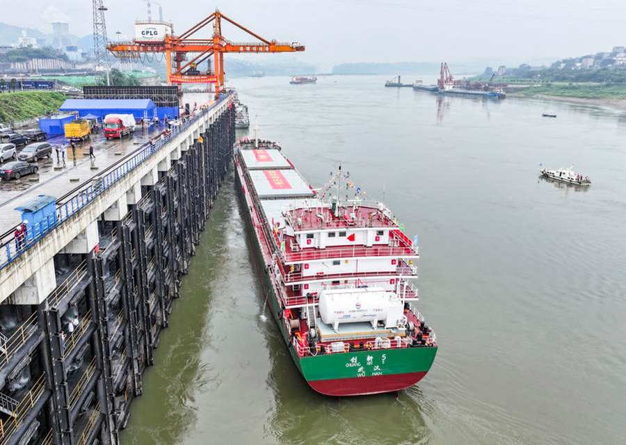 Kapal Berkelas 10,000 Tan Pertama yang Berlayar ke Hulu Sungai Yangtze, Tiba di Pelabuhan Jiangjin Luohuang