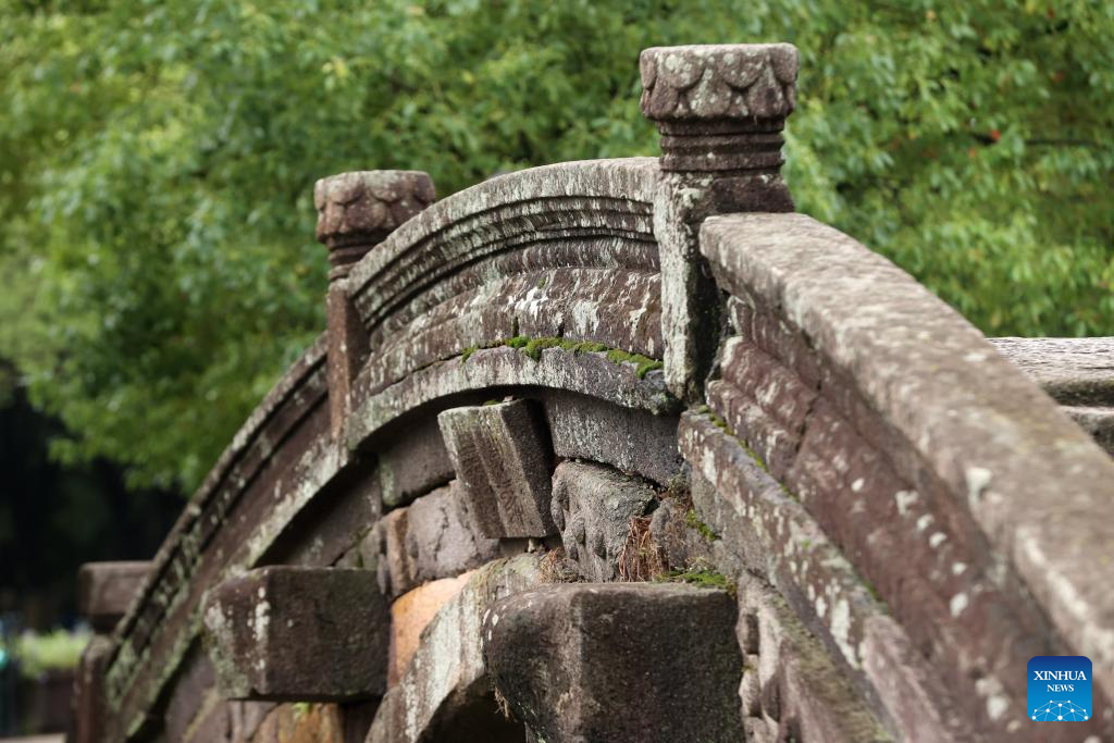 Foto yang diambil pada 26 Jun 2024 ini menunjukkan pemandangan Jambatan Wanshan di Kampung Shebei di Pekan Xin'an, Kaunti Deqing, provinsi Zhejiang, di timur China. Kaunti Deqing adalah asal usul kepada tujuh jambatan batu purba yang disenaraikan sebagai tapak warisan budaya utama di bawah perlindungan peringkat negeri. Dalam beberapa tahun kebelakangan ini, kaunti ini bergiat aktif dalam perlindungan dan pengubahsuaian jambatan batu purba, sambil menggalakkan penyepaduan sumber warisannya dengan pelancongan budaya dan penyelidikan. (Foto Xie Shangguo/Xinhua)