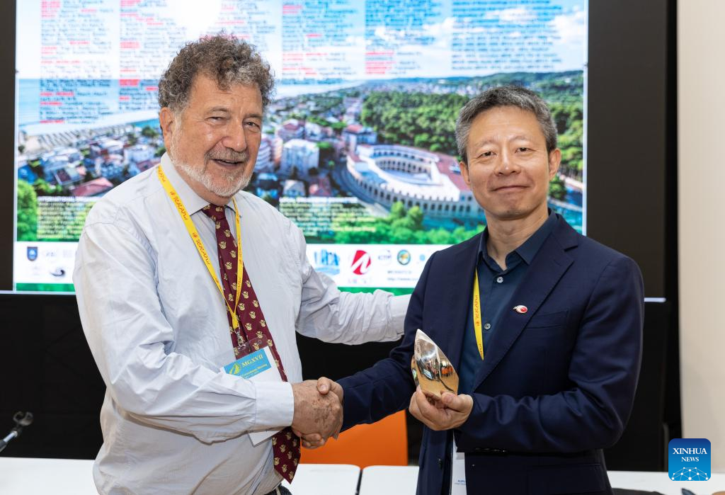 Ahli astronomi radio China, Li Di (kiri), iaitu ketua saintis Teleskop Radio Apertur Sfera 500 meter (FAST), menerima anugerah Marcel Grossmann di Pescara, Itali, pada 9 Julai 2024. (Xinhua/Li Jing)