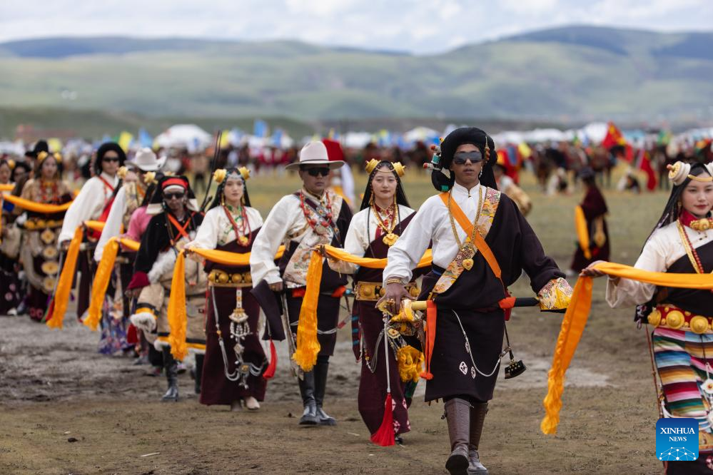 Penduduk tempatan mengenakan busana tradisional di sebuah balapan lumba kuda di Kaunti Litang, Wilayah Autonomi Tibet Garz, Provinsi Sichuan, barat daya China pada 30 Julai 2024. Satu acara lumba kuda membuka tirainya di Kaunti Litang pada Selasa, menarik penyertaan hampir 1,000 pengembala dari serata kaunti dalam pelbagai aktiviti. (Xinhua/Jiang Hongjing)