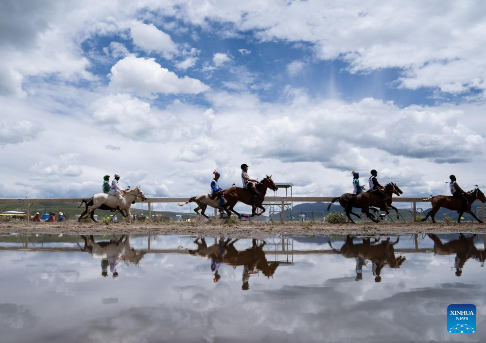 Para penunggang yang menyertai acara lumba kuda di sebuah balapan lumba kuda di Kaunti Litang, Wilayah Autonomi Tibet Garz, Provinsi Sichuan, barat daya China pada 30 Julai 2024. Satu acara lumba kuda membuka tirainya di Kaunti Litang pada Selasa, menarik penyertaan hampir 1,000 pengembala dari serata kaunti dalam pelbagai aktiviti. (Xinhua/Jiang Hongjing)