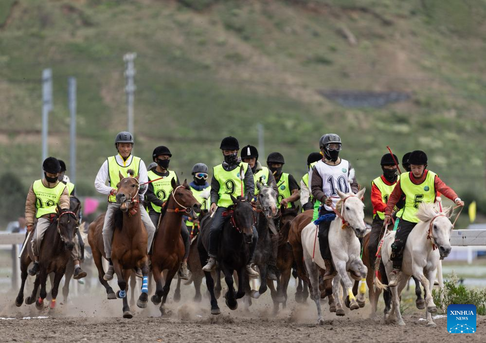 Para penunggang yang menyertai acara lumba kuda di sebuah balapan lumba kuda di Kaunti Litang, Wilayah Autonomi Tibet Garz, Provinsi Sichuan, barat daya China pada 30 Julai 2024. Satu acara lumba kuda membuka tirainya di Kaunti Litang pada Selasa, menarik penyertaan hampir 1,000 pengembala dari serata kaunti dalam pelbagai aktiviti. (Xinhua/Jiang Hongjing)