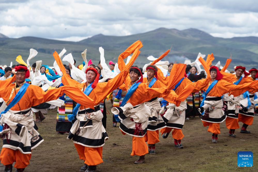 Penduduk tempatan membuat persembahan tarian Guozhuang di sebuah balapan lumba kuda di Kaunti Litang, Wilayah Autonomi Tibet Garz, Provinsi Sichuan, barat daya China pada 30 Julai 2024. Satu acara lumba kuda membuka tirainya di Kaunti Litang pada Selasa, menarik penyertaan hampir 1,000 pengembala dari serata kaunti dalam pelbagai aktiviti. (Xinhua/Jiang Hongjing)