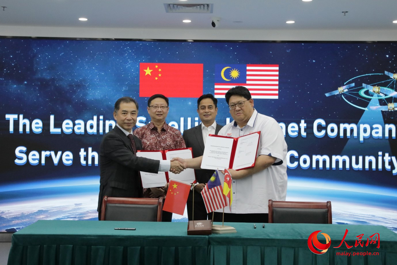 Exco Pembudayaan Inovasi dan Infrastruktur Digital Negeri Selangor, Dr. Fahmi Ngah (dua dari kanan) menyaksikan pemeteraian memorandum persefahaman antara PIESAT Information Technology dengan Selangor Aviation and Technology Innovation Sdn. Bhd. (SELATI) pada 16 Ogos 2024, di Beijing, ibu negara China. (People’s Daily Online/Wang Jing)