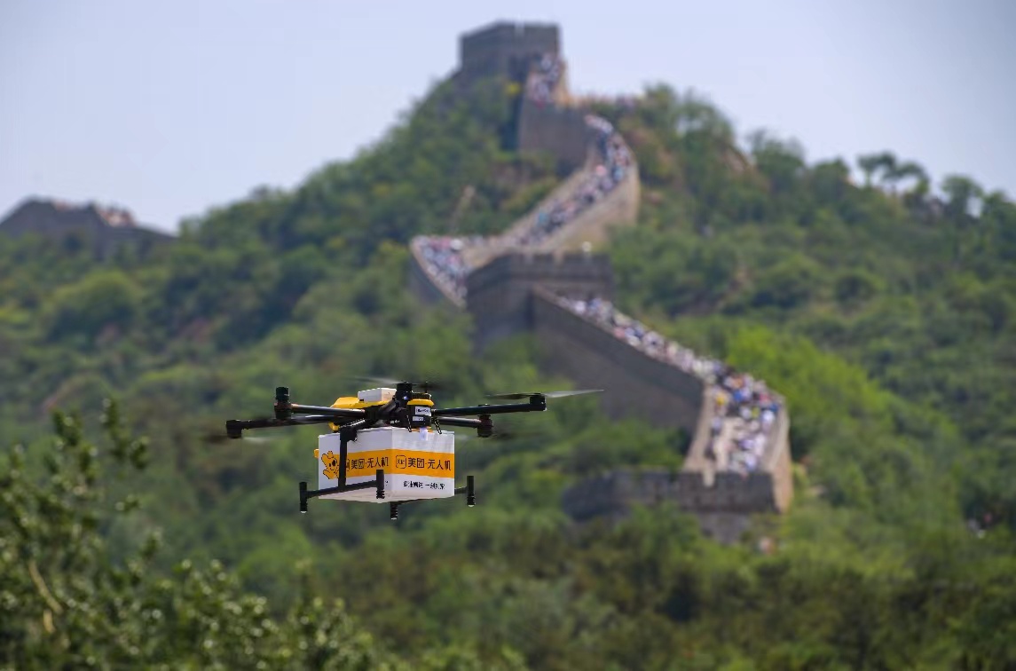 Gambar menunjukkan dron sedang menghantar barang di Tembok Besar. (Foto/Guan Le)